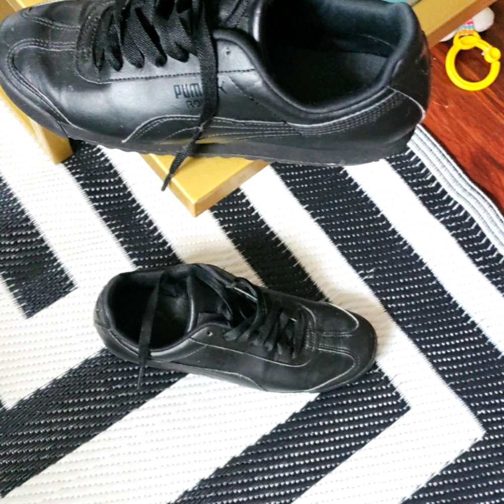 Puma Roma black tennis shoes